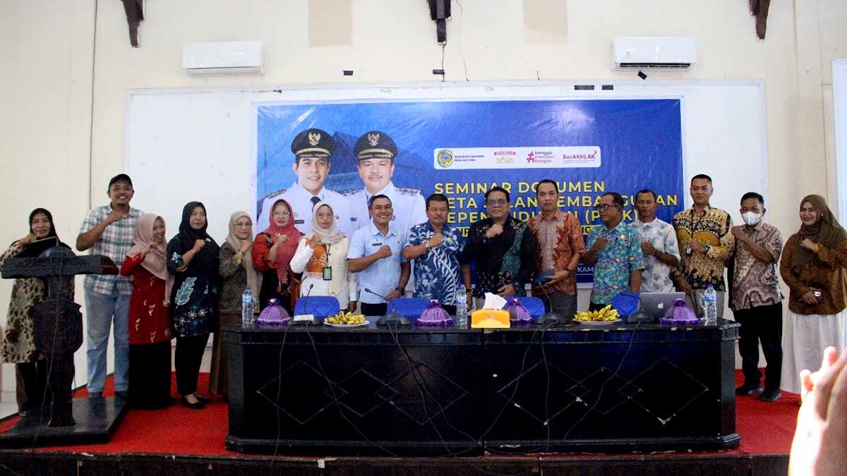 Keterangan Foto: Wakil Bupati Parigi Moutong Abdul Sahid (tengah) bersama jajaran perangkat daerah, narasumber, dan peserta berfoto bersama usai pembukaan Seminar Dokumen Peta Jalan Pembangunan Kependudukan (PJKP) Kabupaten Parigi Moutong di Aula Kantor Bappelitbangda, Kamis (11/12/2025). Seminar ini menjadi bagian dari upaya integrasi kebijakan kependudukan lintas sektor untuk mendukung pembangunan daerah yang berkelanjutan. Foto: Diskominfo