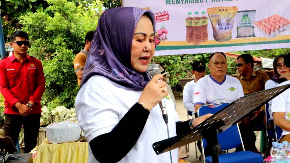 Keterangan Foto: Kepala Dinas Ketahanan Pangan Kabupaten Parigi Moutong, Sofiana, menyampaikan sambutan saat pelaksanaan Gerakan Pangan Murah (GPM) dalam rangka stabilisasi harga pangan menjelang Natal dan Tahun Baru di Kelurahan Maesa, Parigi. Foto: DN