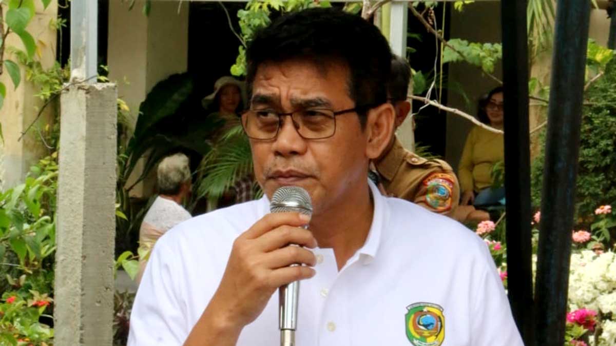 Keterangan Foto: Bupati Parigi Moutong, Erwin Burase, menyampaikan sambutan saat pelaksanaan kegiatan Gerakan Pangan Murah di Kelurahan Maesa, Parimo, sebagai upaya pengendalian inflasi dan stabilisasi harga pangan menjelang Natal dan Tahun Baru. Foto: DN