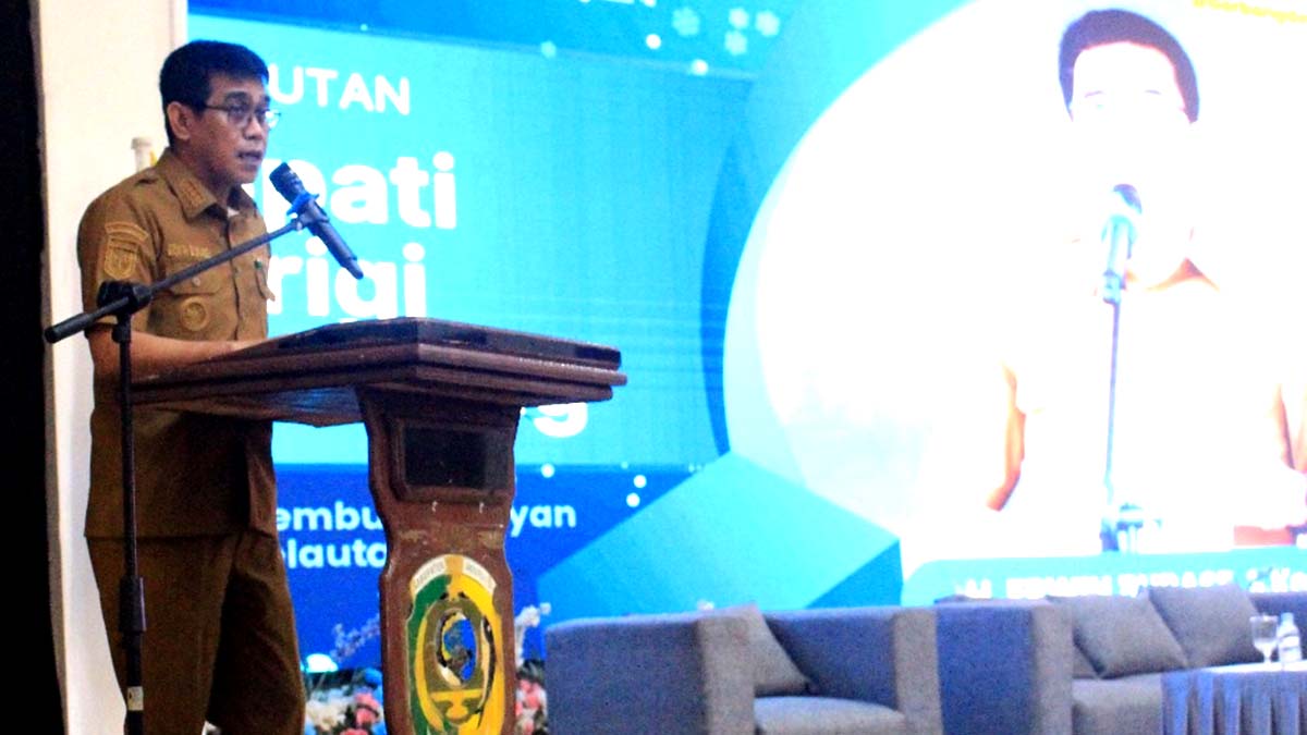 Keterangan Foto: Bupati Parigi Moutong Erwin Burase menyampaikan sambutan sekaligus membuka kegiatan Rembug Nelayan dan Rapat Teknis Nelayan serta Pembudidaya Ikan di Auditorium Kantor Bupati Parigi Moutong, Senin (15/12/2025). Foto: Diskominfo