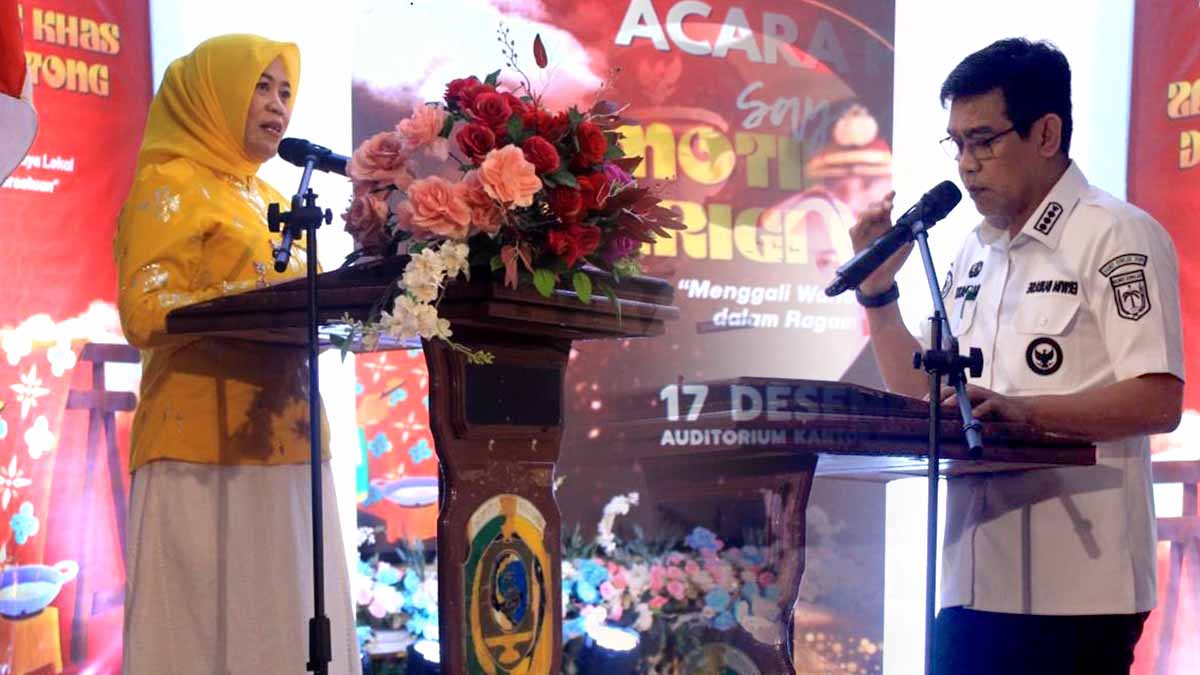 Keterangan Foto: Bupati Parigi Moutong, Erwin Burase, bersama Ketua Dewan Kerajinan Nasional Daerah (Dekranasda) Kabupaten Parigi Moutong, Hestiwati Nanga, menyampaikan sambutan pada kegiatan pengumuman pemenang sayembara sekaligus launching Motif Batik Khas Kabupaten Parigi Moutong Tahun 2025 di Auditorium Kantor Bupati Parigi Moutong, Rabu (17/12/2025). Foto: Diskominfo