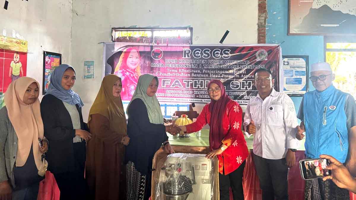 Keterangan Foto: Anggota DPRD Kabupaten Parigi Moutong (Parimo) dari Fraksi PDI Perjuangan, Fathia, S.H., menyerahkan bantuan peralatan usaha kepada kelompok masyarakat saat pelaksanaan Reses Masa Persidangan I Tahun Sidang 2025/2026 di Daerah Pemilihan Dua, sebagai wujud penyaluran aspirasi warga melalui Pokok-Pokok Pikiran DPRD. Foto: Ipay