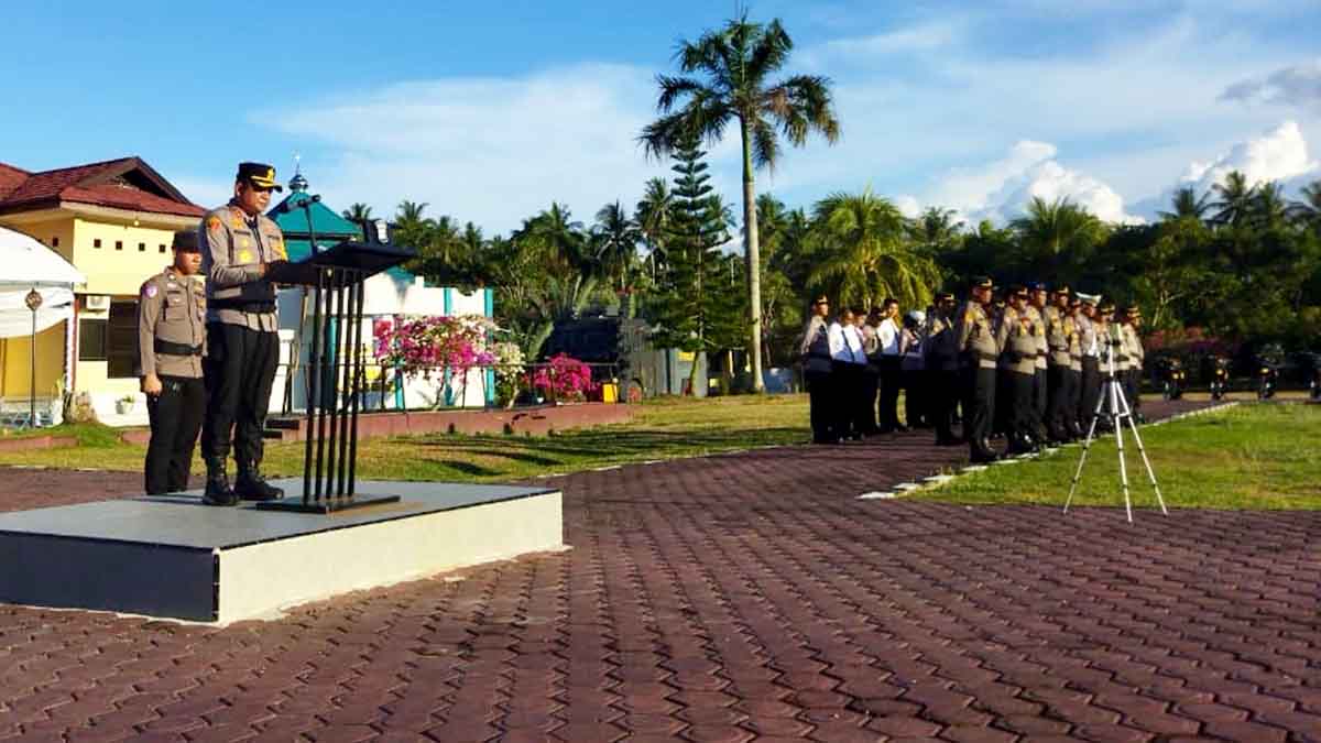 Keterangan Foto: Kapolres Parigi Moutong AKBP Dr. Hendrawan A.N., S.I.K., M.H., memimpin Apel Gelar Pasukan Operasi Kepolisian Terpusat Lilin 2025 di halaman Mapolres Parigi Moutong, Jumat (19/12/2025), sebagai bentuk kesiapan pengamanan perayaan Natal 2025 dan Tahun Baru 2026 bersama unsur TNI dan instansi terkait. Foto: Aid
