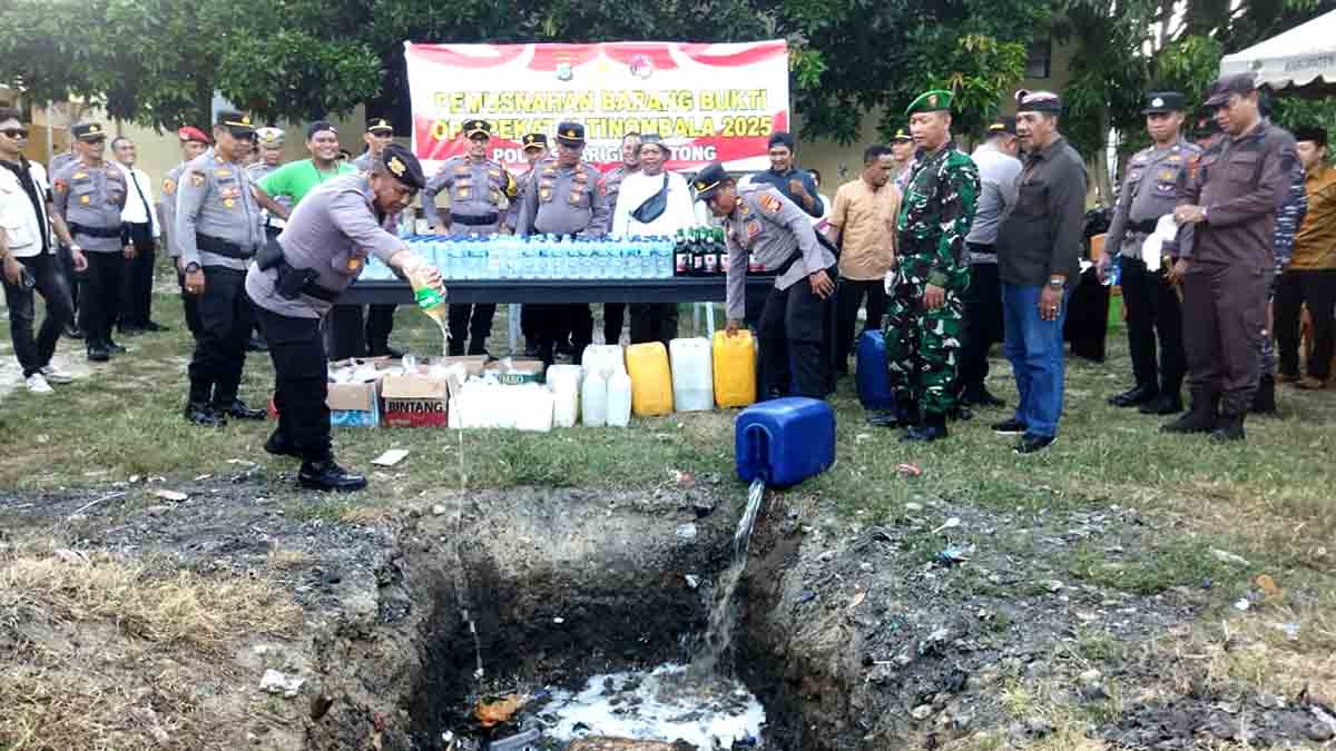 Keterangan Foto: Kapolres Parigi Moutong bersama unsur Forkopimda memimpin langsung pemusnahan minuman keras hasil Operasi Penyakit Masyarakat (Pekat) II Tinombala 2025 di halaman Mapolres Parigi Moutong, Jumat (19/12/2025), sebagai bentuk komitmen kepolisian menekan peredaran miras ilegal dan menjaga keamanan serta ketertiban masyarakat. Foto: Aid Lumpati
