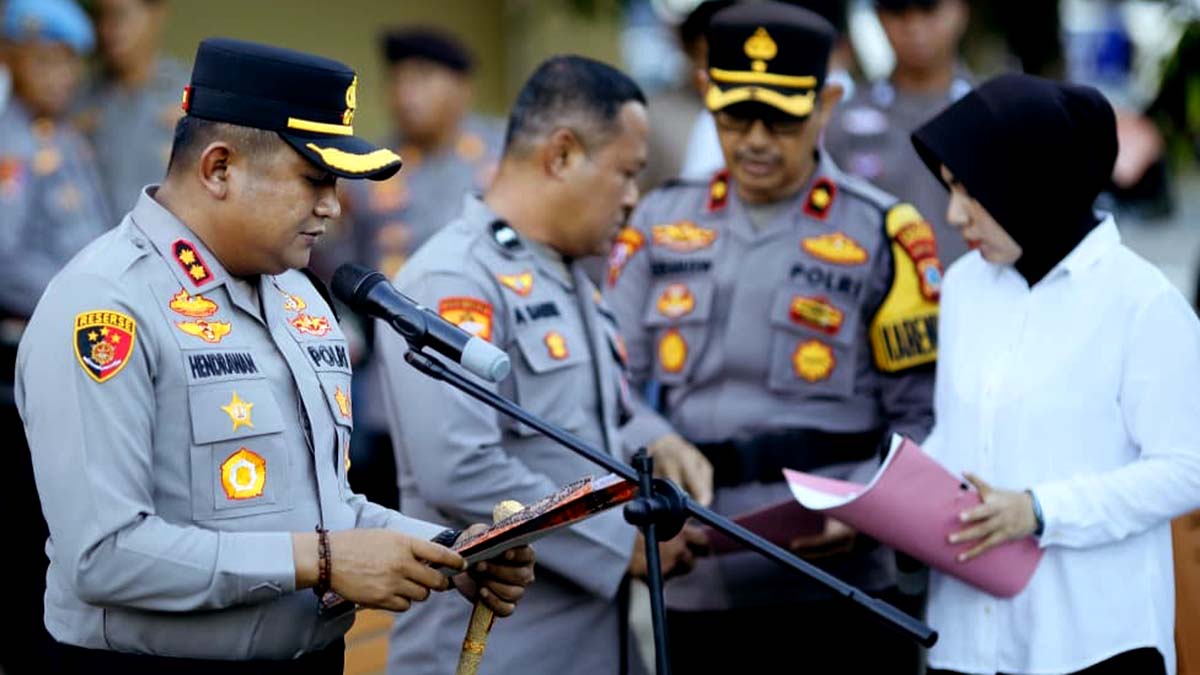 Keterangan Foto: Kapolres Parimo AKBP Dr. Hendrawan memimpin Apel Gelar Pasukan Operasi Kepolisian Terpusat Lilin 2025 di halaman Mako Polres Parimo, disaksikan unsur Forkopimda serta perwakilan TNI dan instansi terkait, sebagai kesiapan pengamanan Natal 2025 dan Tahun Baru 2026. Foto: Galang