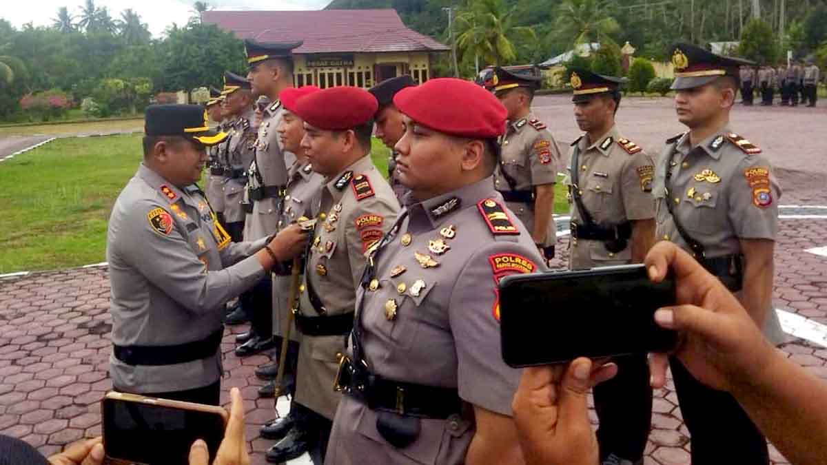 Keterangan Foto: Kapolres Parigi Moutong AKBP Dr. Hendrawan memimpin upacara serah terima jabatan dan penyematan tanda pangkat kepada sejumlah pejabat di lingkungan Polres Parigi Moutong, Sulawesi Tengah, sebagai bagian dari rotasi dan penyegaran organisasi. Foto: Aid Lumpati
