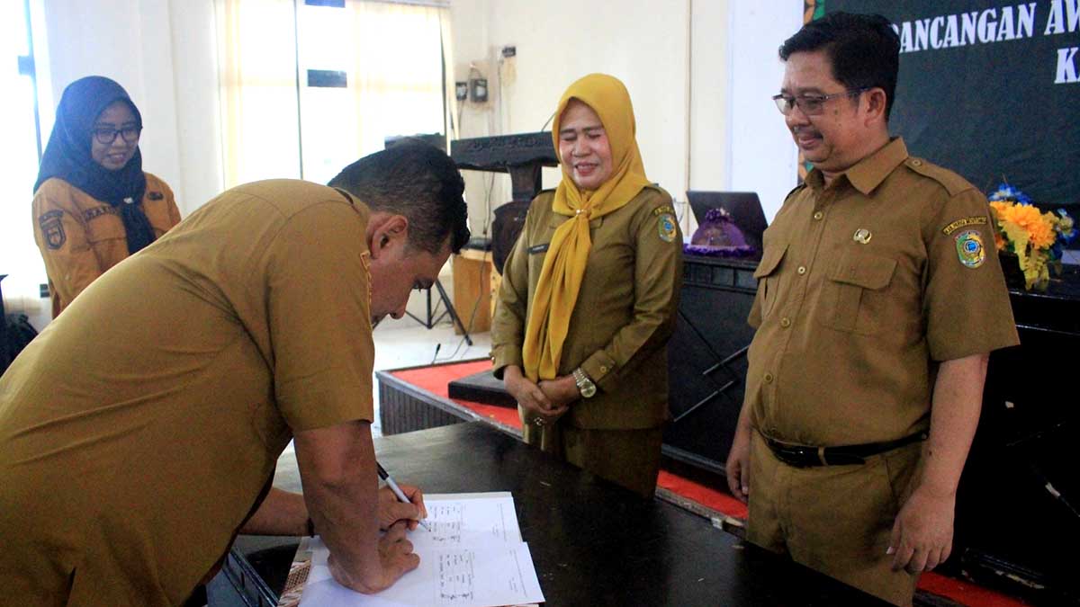 Keterangan Foto: Asisten III Bidang Administrasi Umum Setda Kabupaten Parigi Moutong, Yusnaeni (tengah), menyaksikan penandatanganan dokumen Rapat Orientasi dan Konsultasi Publik Rancangan Awal RKPD Kabupaten Parigi Moutong Tahun 2027 oleh salah satu pejabat daerah, Selasa (23/12/2025), di Aula Kantor Bappelitbangda Parigi Moutong. Kegiatan ini menjadi bagian awal proses perencanaan pembangunan daerah tahun 2027. Foto: Diskominfo