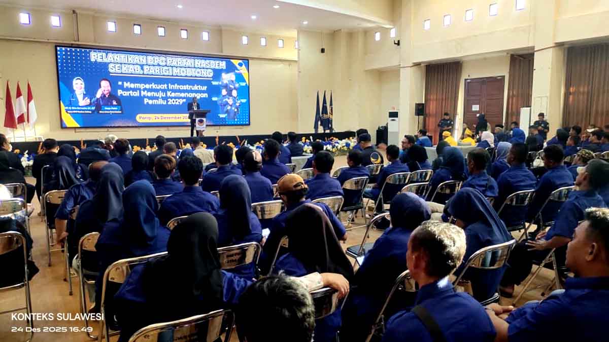 Keterangan Foto: Dihadapan ratusan kader, Ketua DPD Partai NasDem Kabupaten Parigi Moutong, Sayutin Budianto, menyampaikan arahan saat pelantikan pengurus DPC NasDem 14 kecamatan di Auditorium Kantor Bupati Parigi Moutong, Sulawesi Tengah, Rabu (24/12/2025). Foto: Tommy Noho