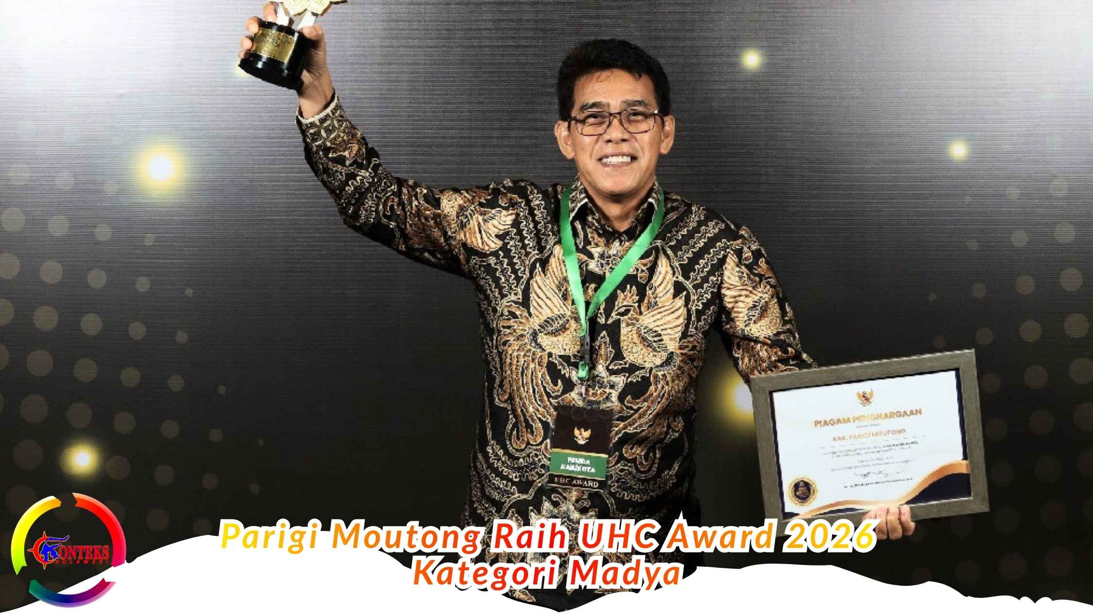 Keterangan Foto: Bupati Parigi Moutong, Erwin Burase, menunjukkan UHC Award 2026 Kategori Madya usai menerima penghargaan dari BPJS Kesehatan pada Penganugerahan UHC Award 2026 di Jiexpo Convention Center, Kemayoran, Jakarta, Selasa (27/1/2026). Penghargaan tersebut menjadi pengakuan atas komitmen Pemerintah Kabupaten Parigi Moutong dalam memperluas kepesertaan Jaminan Kesehatan Nasional (JKN). Foto: Prokopim