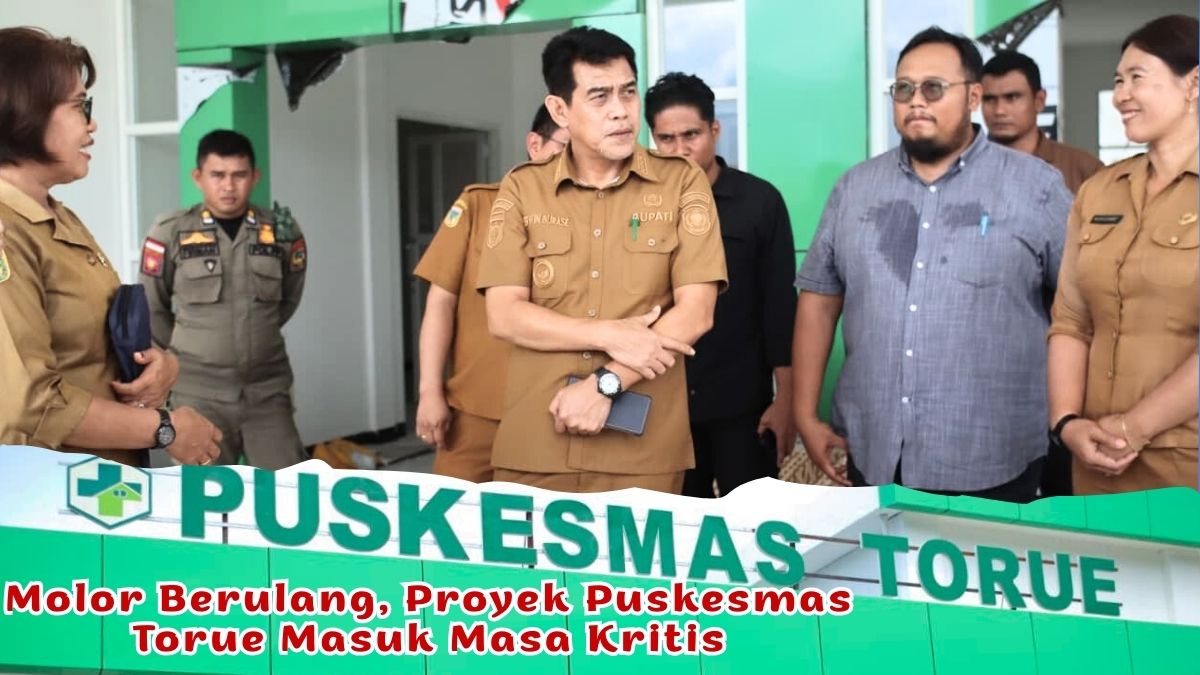 Bupati Parigi Moutong Erwin Burase meninjau langsung progres pembangunan Gedung Puskesmas Torue, Kecamatan Torue, Selasa (20/1/2026), di tengah ultimatum pemutusan kontrak akibat keterlambatan proyek. Foto: Basrul Idrus