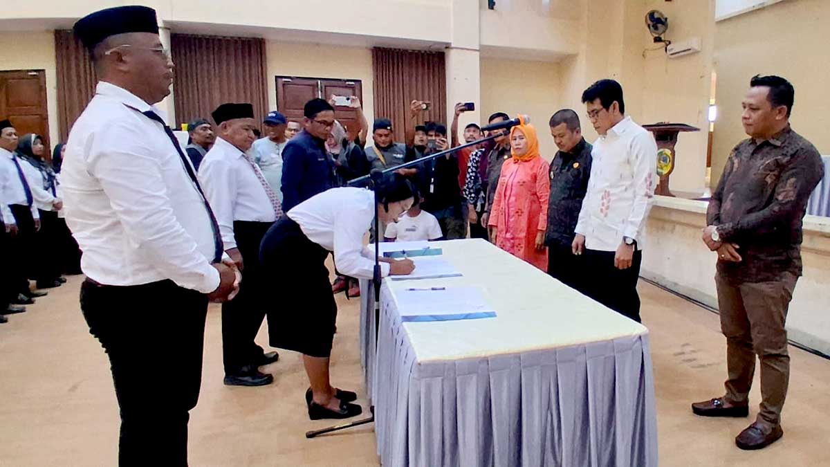 Keterangan Foto: Bupati Parigi Moutong H. Erwin Burase menyaksikan penandatanganan berita acara pelantikan kepala satuan pendidikan jenjang TK, SD, dan SMP di Auditorium Kantor Bupati Parigi Moutong, Sulawesi Tengah, Jumat, 2 Januari 2026. Pelantikan 132 kepala sekolah ini dilakukan untuk mengakhiri kepemimpinan pelaksana tugas (Plt) dan memperkuat tata kelola pendidikan di daerah tersebut. Foto: Diskominfo
