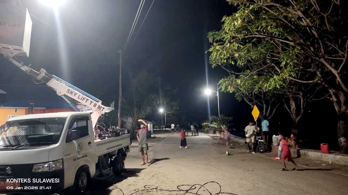 Keterangan Foto: Petugas melakukan pemasangan lampu penerangan jalan umum (PJU) di kawasan pesisir pantai Kecamatan Parigi, Kabupaten Parigi Moutong, Sulawesi Tengah, Selasa (5/1/2026) malam. Penerangan di sepanjang jalur pesisir ini ditujukan untuk meningkatkan keamanan warga, khususnya nelayan, sekaligus menunjang aktivitas ekonomi masyarakat pada malam hari. Foto: Tommy Noho