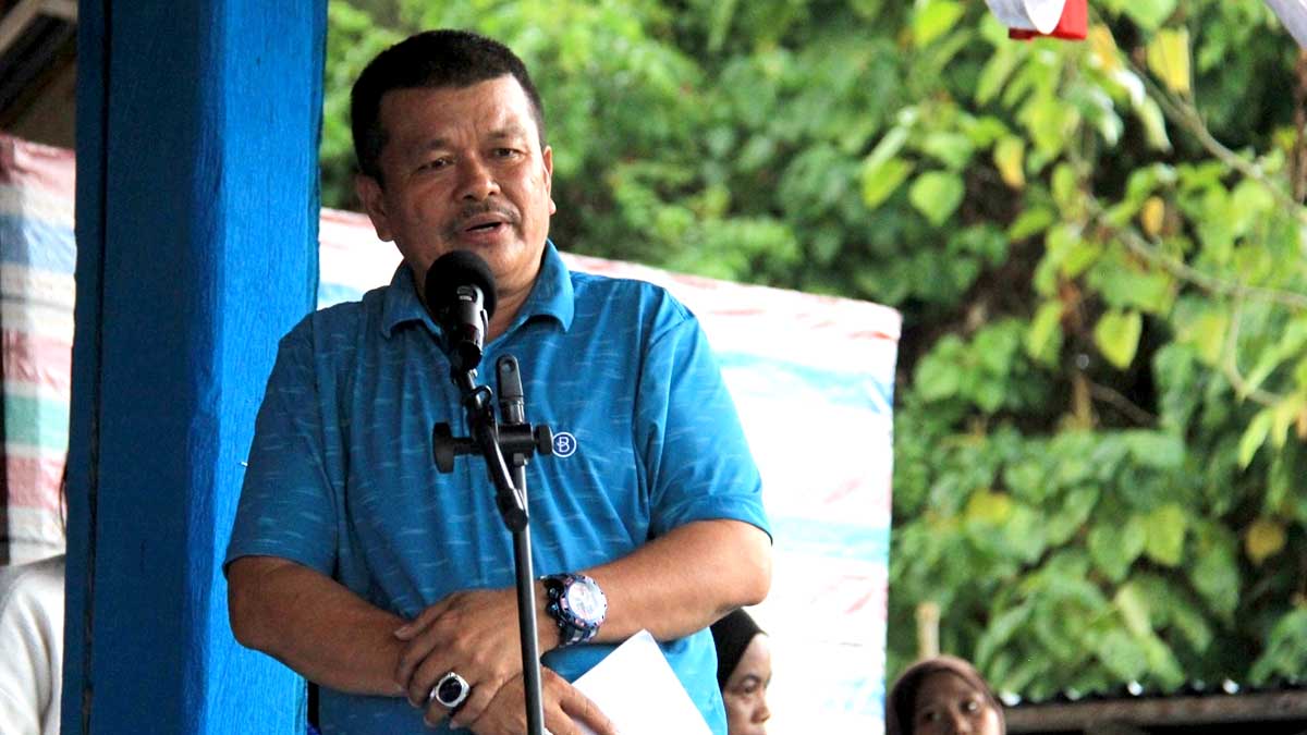 Keterangan Foto: Wakil Bupati Parigi Moutong menyampaikan sambutan saat pembukaan Turnamen Sepak Bola Gubernur Cup Berani 2026 di Lapangan Sepak Bola Patriot, Desa Bambalemo, Kecamatan Parigi, Senin (5/1/2026). Turnamen ini menjadi ajang pembinaan atlet sekaligus penguatan sportivitas dan persatuan masyarakat. Foto: Diskominfo