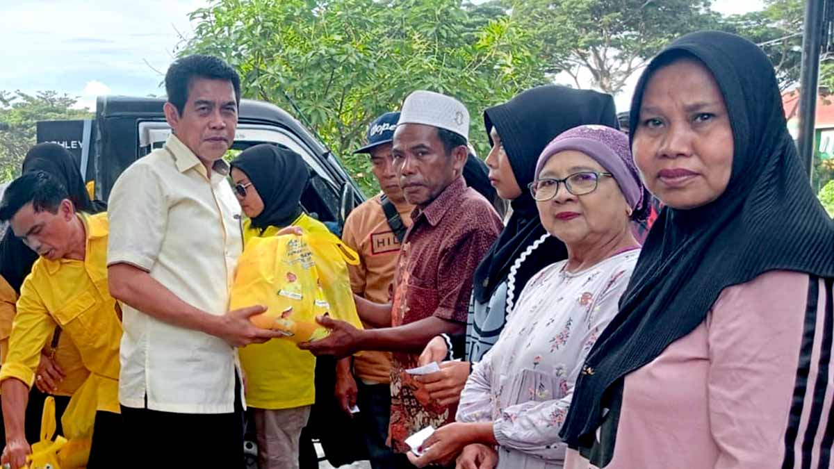 Keterangan Foto: Ketua DPD Partai Golkar Parigi Moutong, Erwin Burase, menyerahkan paket sembako kepada warga saat peringatan HUT ke-61 Partai Golkar di halaman Kantor DPD Golkar, Kelurahan Masigi, Kecamatan Parigi, Parigi Moutong. Kegiatan ini menjadi bagian dari aksi sosial Golkar kepada masyarakat. Foto: Iskandar