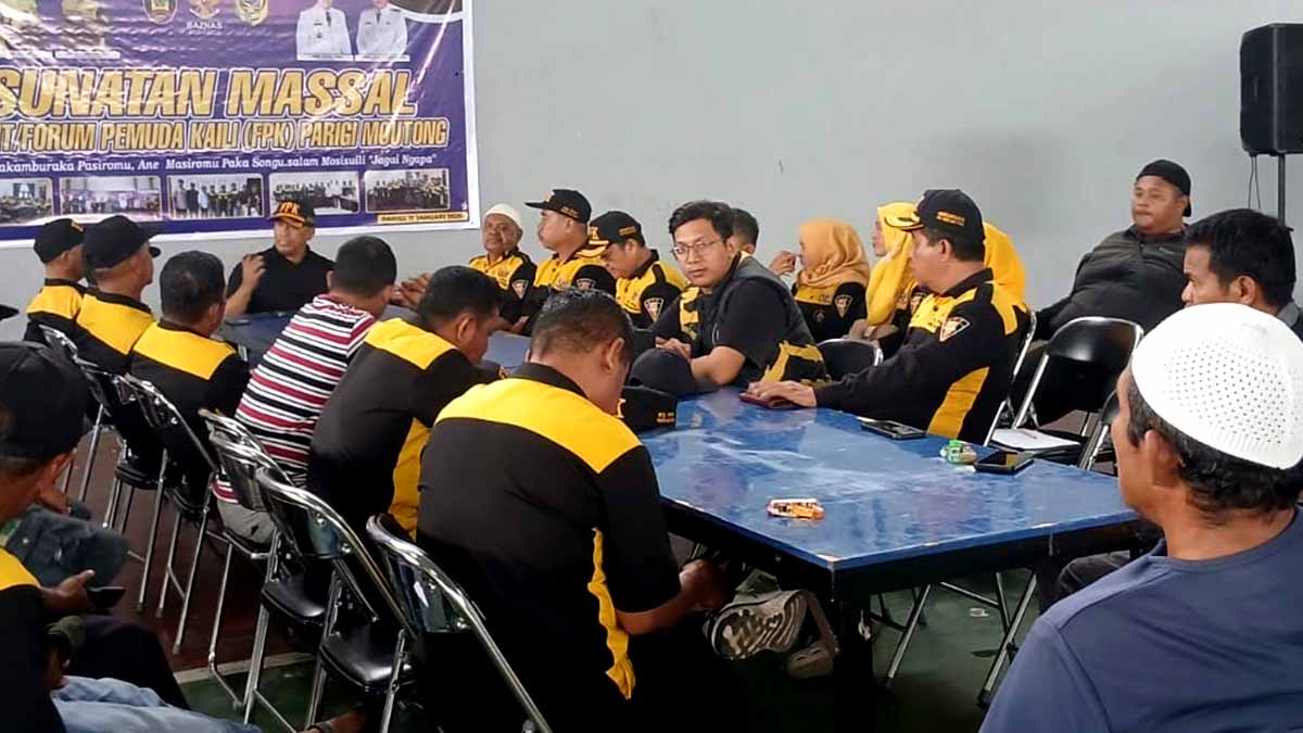 Keterangan foto: Pengurus Besar dan Pengurus Daerah Forum Pemuda Kaili (FPK) Parigi Moutong menggelar pertemuan dan pengarahan usai kegiatan sunatan massal di Gedung Indor Kantor Bupati Parigi Moutong, Ahad (11/1/2026). Kegiatan tersebut menjadi momentum konsolidasi organisasi sekaligus penegasan peran FPK dalam menjaga stabilitas sosial dan mendorong pembangunan daerah. Foto: GL
