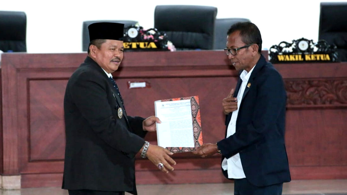 Keterangan Foto: Wakil Bupati Parigi Moutong Abdul Sahid (kiri) menyerahkan dokumen Rancangan Peraturan Daerah APBD Kabupaten Parigi Moutong Tahun Anggaran 2026 kepada pimpinan DPRD dalam Sidang Paripurna DPRD Parigi Moutong, Senin (12/1/2026). Sidang tersebut mengagendakan penyampaian laporan Badan Anggaran DPRD atas hasil evaluasi Gubernur Sulawesi Tengah. Foto: HM