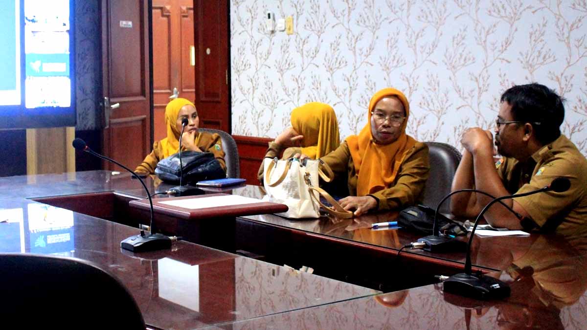 Keterangan Foto: Sejumlah pejabat OPD Pemerintah Kabupaten Parigi Moutong mengikuti Rapat Koordinasi Pengendalian Inflasi Daerah yang digelar di Ruang Rapat Bupati Parigi Moutong, Senin (12/01/2026). Rakor tersebut membahas evaluasi pengendalian inflasi serta dukungan pemerintah daerah terhadap Program Tiga Juta Rumah. (Dok. Diskominfo Parigi Moutong)