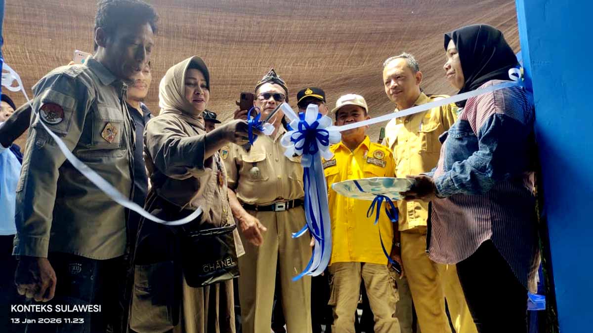 Keterangan Foto: Ketua Pelita Prabu Berjaya Indonesia, Hesti, melakukan pengguntingan pita saat peresmian Dapur Makan Bergizi Gratis (MBG) Sausu Torono di Desa Torono, Kecamatan Sausu, Kabupaten Parigi Moutong, Sulawesi Tengah, Selasa (13/1/2026), disaksikan unsur pemerintah daerah, aparat kepolisian, dan perwakilan TNI. Peresmian ini menandai dimulainya operasional dapur MBG sebagai bagian dari program nasional pemenuhan gizi masyarakat. (KONTEKS SULAWESI)