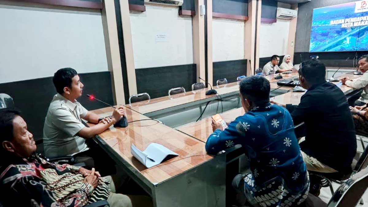 Keterangan Foto: Anggota DPRD Kabupaten Parigi Moutong melakukan pertemuan konsultasi dan koordinasi dengan jajaran Badan Pendapatan Daerah (Bapenda) Kota Makassar terkait pengelolaan Pajak Reklame, Selasa (13/1/2026), sebagai bagian dari upaya penguatan pengawasan dan optimalisasi Pendapatan Asli Daerah (PAD). Foto: Humas DPRD