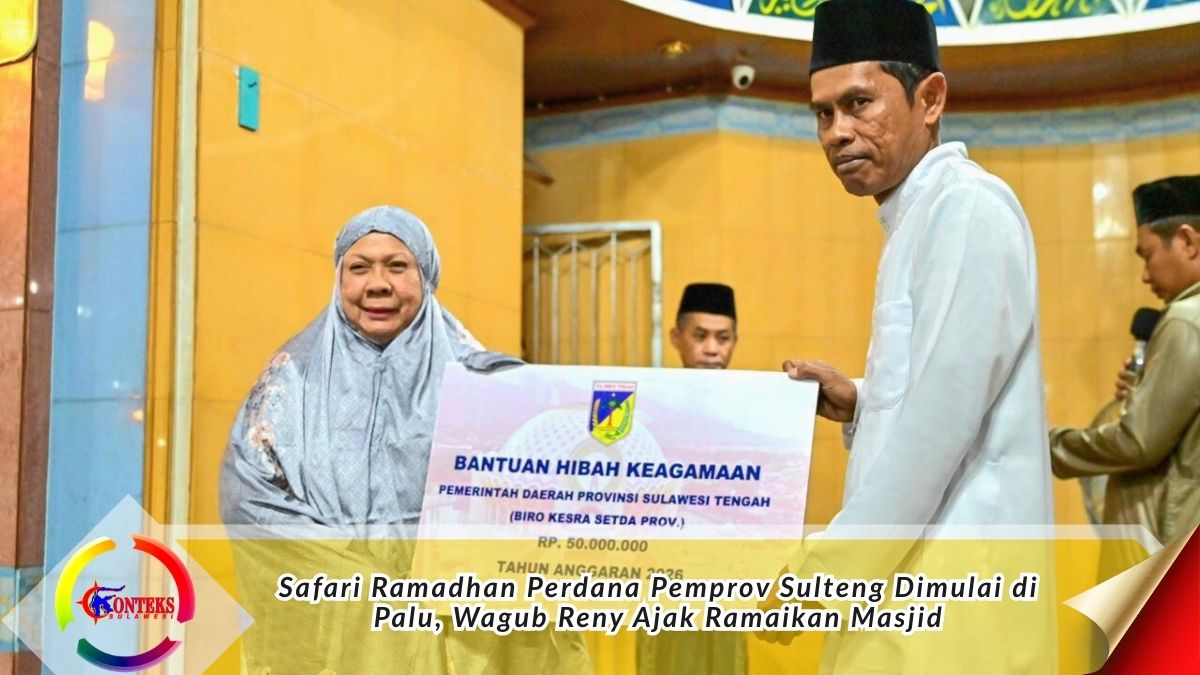 Wakil Gubernur Sulawesi Tengah menyerahkan bantuan hibah keagamaan kepada pengurus masjid saat Safari Ramadhan perdana di Kota Palu. Foto: Biro Adpim