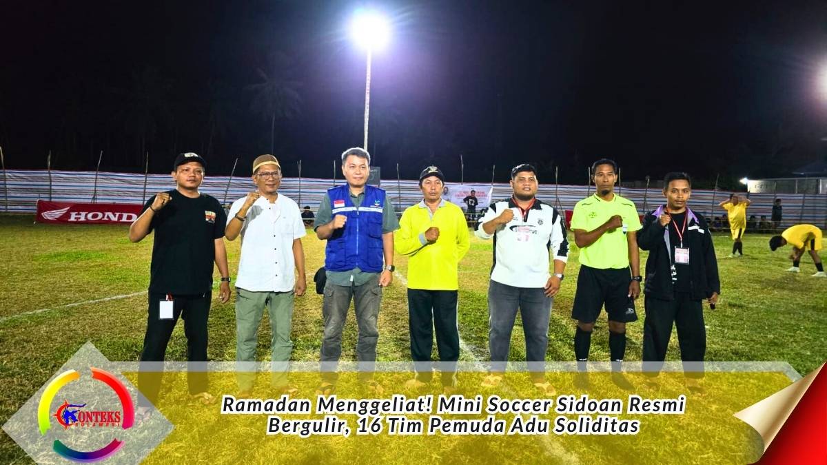 Keterangan foto: Camat Sidoan Haris Irawan bersama panitia, perangkat desa, dan wasit berfoto usai pembukaan Turnamen Mini Soccer Ramadan antar Karang Taruna se-Kecamatan Sidoan di Lapangan Bumi Cengkeh, Desa Sidoan, Kabupaten Parigi Moutong, Senin (23/01/2026). Foto: Dok. Konteks Sulawesi/Iskandar