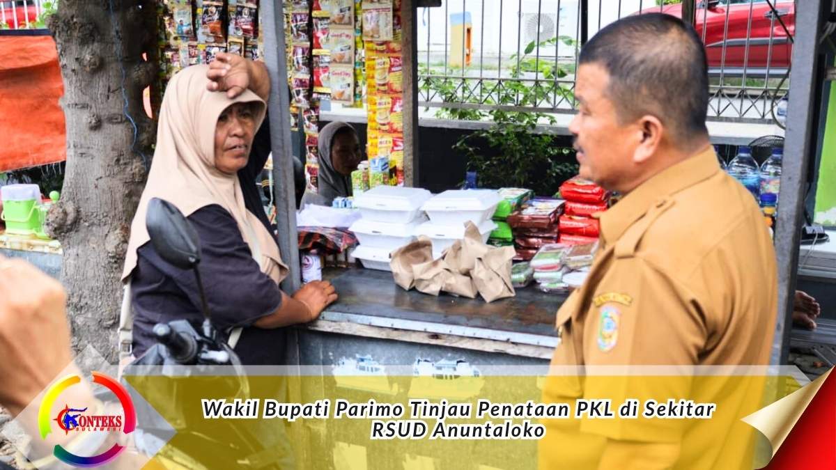 Keterangan foto: Wakil Bupati Parigi Moutong Abdul Sahid berdialog dengan pedagang kaki lima saat meninjau penataan lapak di sekitar RSUD Anuntaloko, Senin (23/2/2026). Peninjauan dilakukan untuk memastikan penataan berjalan persuasif, tertib, dan tetap memperhatikan keberlangsungan usaha masyarakat kecil. Foto: Prokopim
