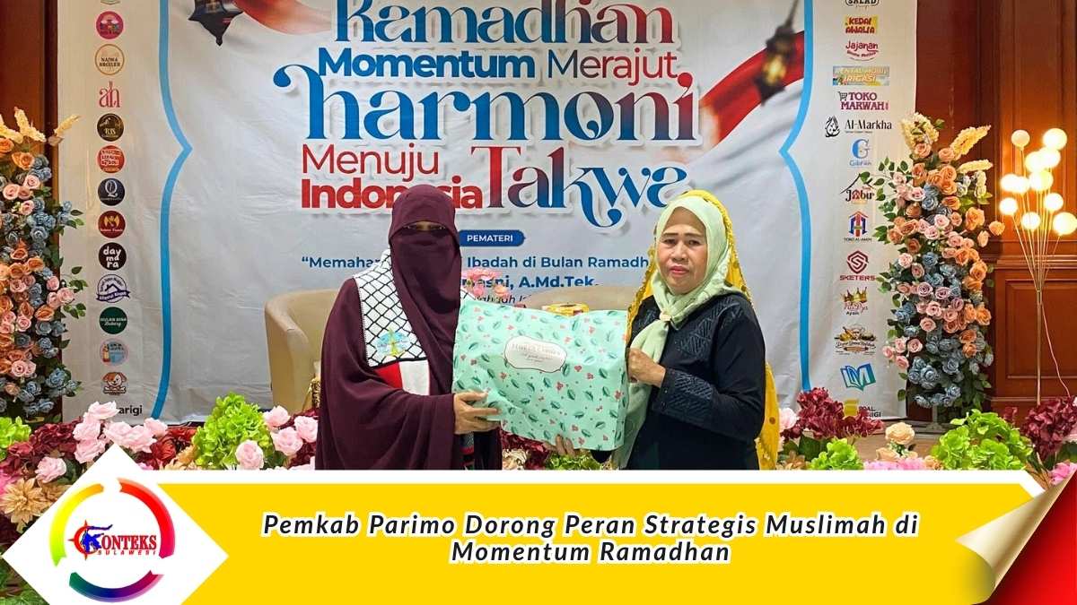 Keterangan Foto: Asisten III Bidang Administrasi Umum Setda Kabupaten Parigi Moutong, Yusnaeni (kanan), menyerahkan cendera mata kepada perwakilan Muslimah Wahdah Islamiyah Parigi Moutong pada pembukaan Daurah Ramadhan Muslimah Wahdah Islamiyah Parigi Moutong di Lantai II Kantor Bupati Parigi Moutong, Minggu (8/2/2026). Kegiatan tersebut mengusung tema “Ramadhan Momentum Merajut Harmoni Menuju Indonesia Taqwa”. Foto: Diskominfo