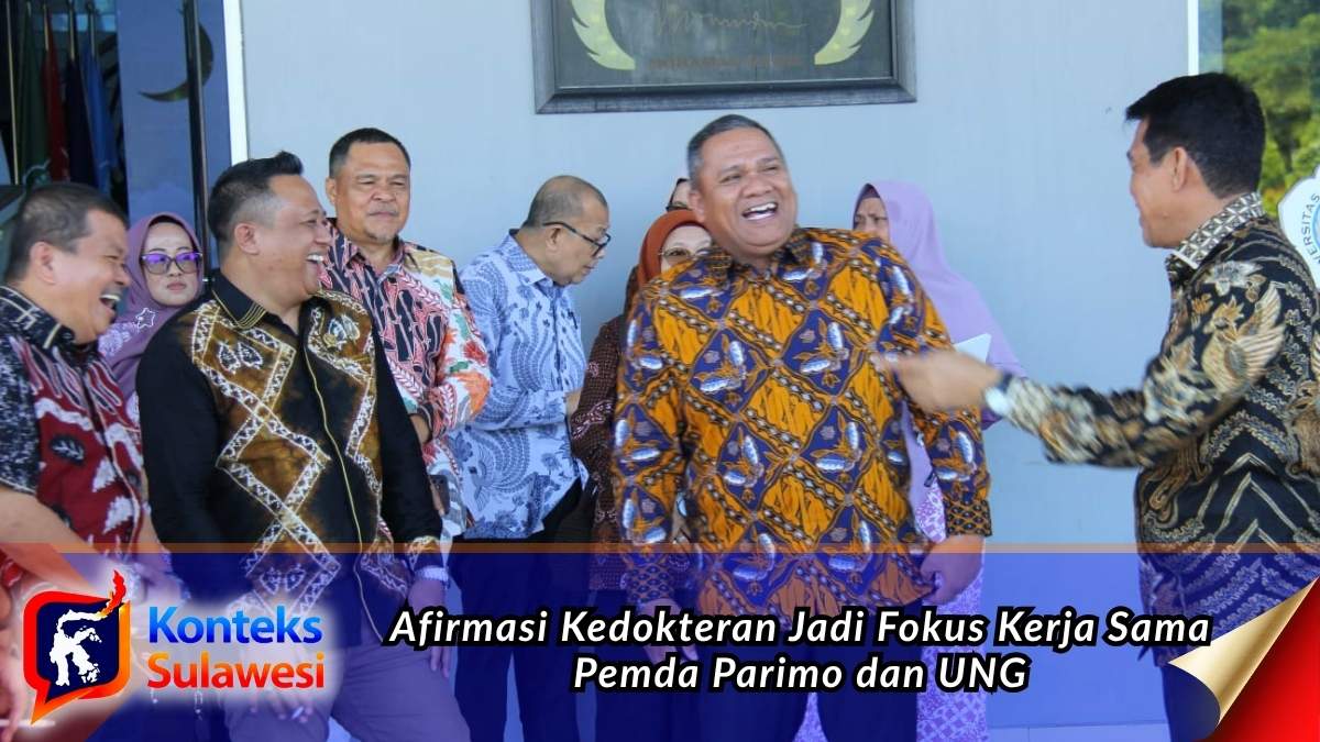 Bupati Parigi Moutong bersama jajaran Pemerintah Daerah dan pimpinan Universitas Negeri Gorontalo (UNG) berbincang usai penandatanganan kesepakatan kerja sama strategis di bidang pendidikan, penelitian, pengabdian kepada masyarakat, dan pengembangan SDM. Program afirmasi Fakultas Kedokteran menjadi salah satu fokus utama kolaborasi untuk meningkatkan kualitas tenaga kesehatan di Parigi Moutong. Foto: Diskominfo Parigi Moutong.