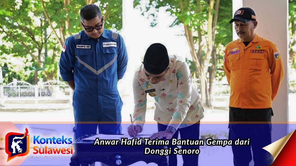 Gubernur Sulawesi Tengah Anwar Hafid menandatangani berita acara serah terima bantuan kemanusiaan dari PT Donggi Senoro LNG di Halaman Kantor Gubernur Sulawesi Tengah, Kamis (2/7/2026). Bantuan berupa air bersih, kasur lipat, dan selimut akan disalurkan kepada masyarakat terdampak gempa di Sigi, Parigi Moutong, Poso, dan Kota Palu. Foto: Biro Administrasi Pimpinan Setdaprov Sulteng