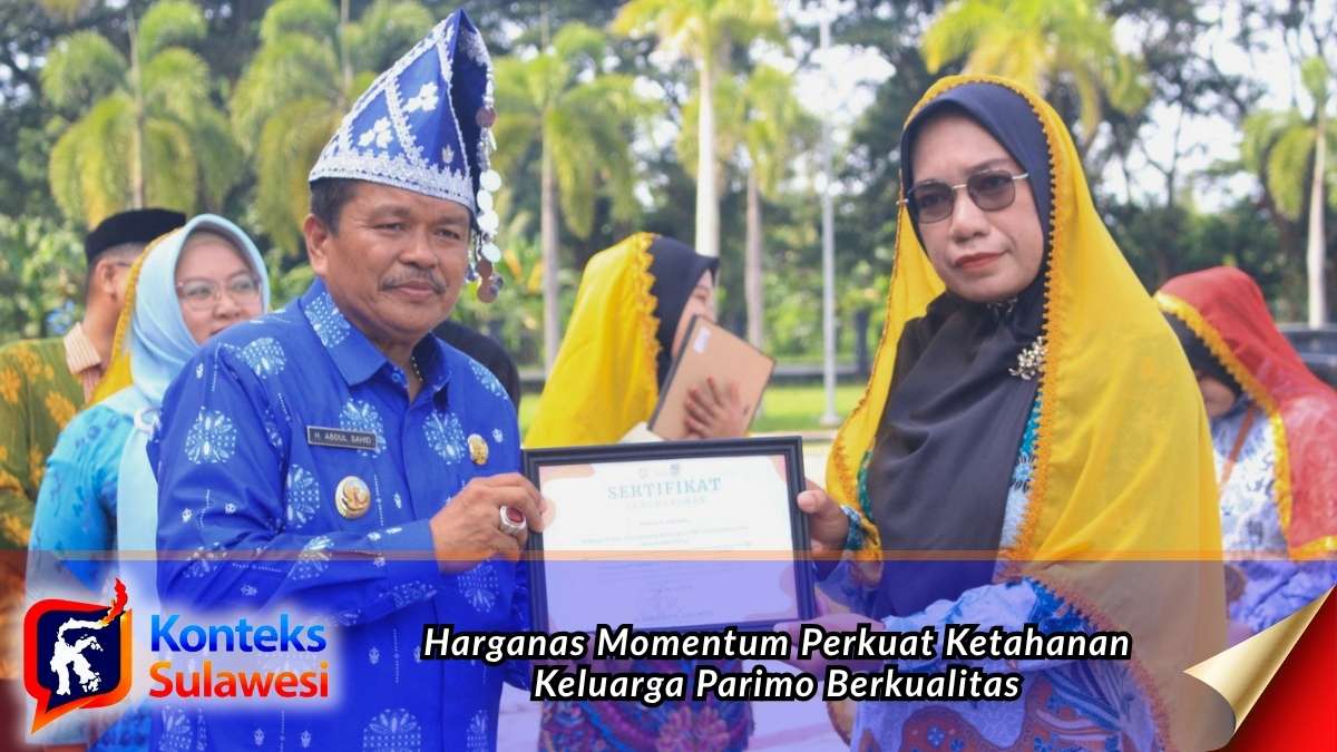 Wakil Bupati Parigi Moutong, H. Abdul Sahid, menyerahkan piagam penghargaan pada peringatan Hari Keluarga Nasional (Harganas) ke-33 di halaman Kantor Bupati Parigi Moutong, Senin (29/6/2026). Momentum Harganas dimanfaatkan untuk memperkuat komitmen membangun keluarga tangguh sebagai fondasi mencetak generasi berkualitas. Foto: Diskominfo Parigi Moutong.