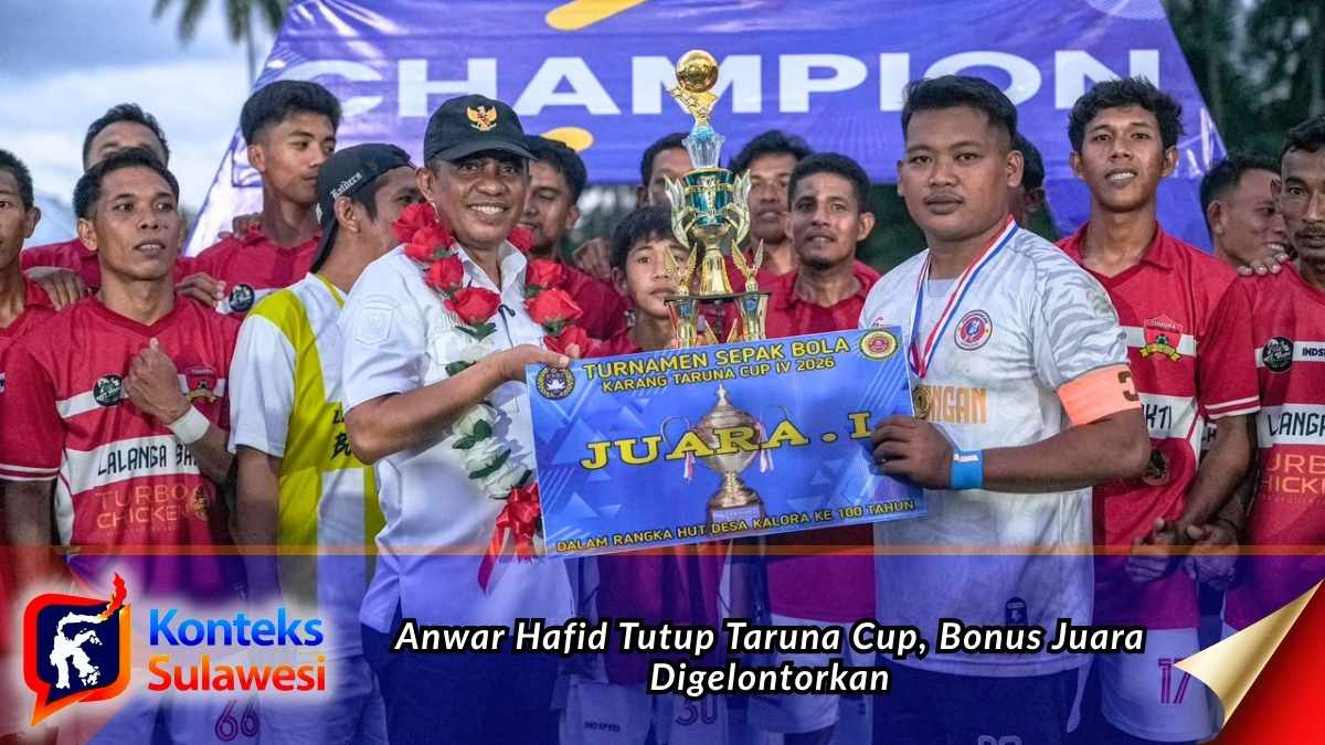 Gubernur Anwar Hafid menyerahkan trofi juara kepada tim Lalanga Sakti pada penutupan Turnamen Piala Taruna Cup di Desa Kalora, Kabupaten Poso, Sabtu (4/7/2026). Foto: Tim Media