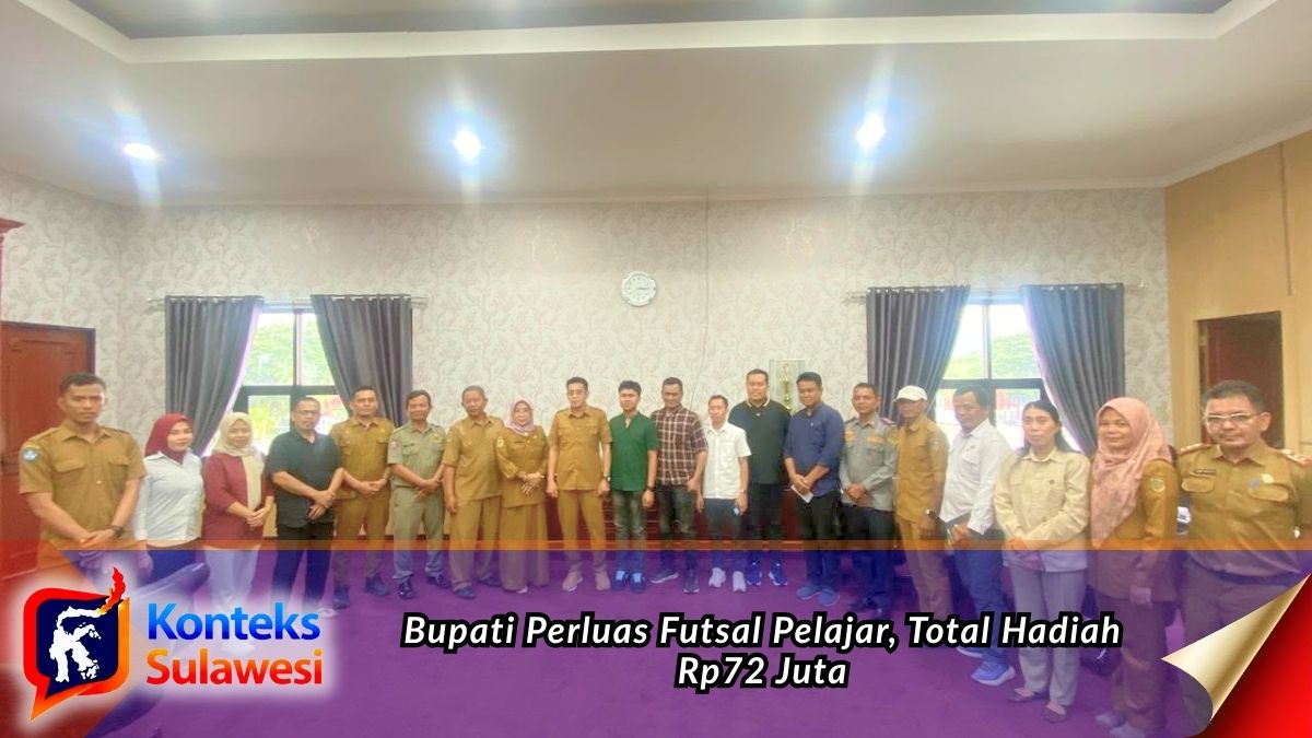 Bupati Parigi Moutong (Parimo) Erwin Burase berfoto bersama jajaran Organisasi Perangkat Daerah (OPD), panitia, dan perwakilan peserta usai memimpin rapat persiapan Turnamen Futsal Pelajar Piala Bergilir Bupati di Ruang Rapat Bupati, Selasa (31/3/2026). Foto: Diskominfo Parigi Moutong.