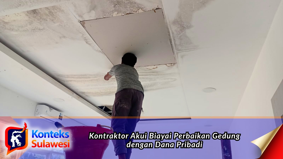Pekerja melakukan perbaikan pada plafon yang mengalami kebocoran di Gedung Layanan Perpustakaan Daerah Kabupaten Parigi Moutong sebagai bagian dari masa pemeliharaan proyek. Foto: Istimewa.