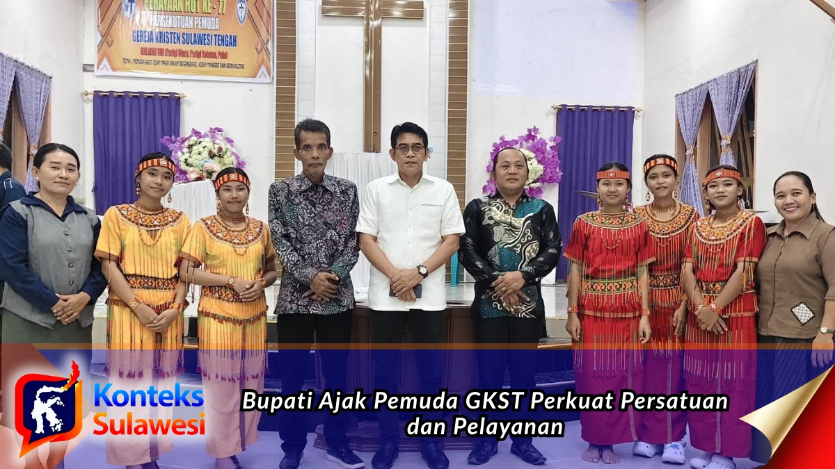 Bupati Parigi Moutong H. Erwin Burase berfoto bersama pengurus dan peserta Perayaan Hari Ulang Tahun ke-77 Persekutuan Pemuda Gereja Kristen Sulawesi Tengah (GKST) wilayah 8 Klasis Parigi Selatan, Parigi Utara, dan Klasis Palu di Gedung GKST Desa Sumber Tani, Kamis (16/7/2026). Foto: Diskominfo Parigi Moutong.