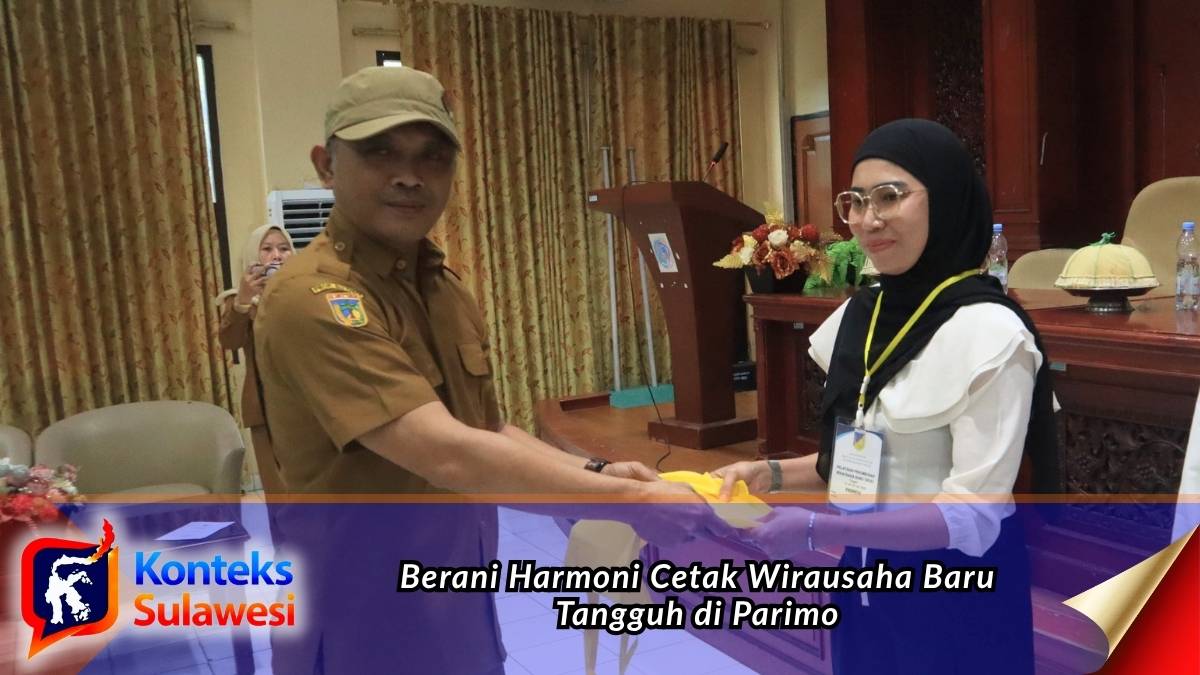 Kepala Dinas Koperasi dan UKM Kabupaten Parigi Moutong menyerahkan cenderamata kepada peserta pada pembukaan Pelatihan Penumbuhan Wirausaha Baru (WUB) Program Berani Harmoni 2026 di Parigi Moutong. Foto: Diskominfo Parigi Moutong.