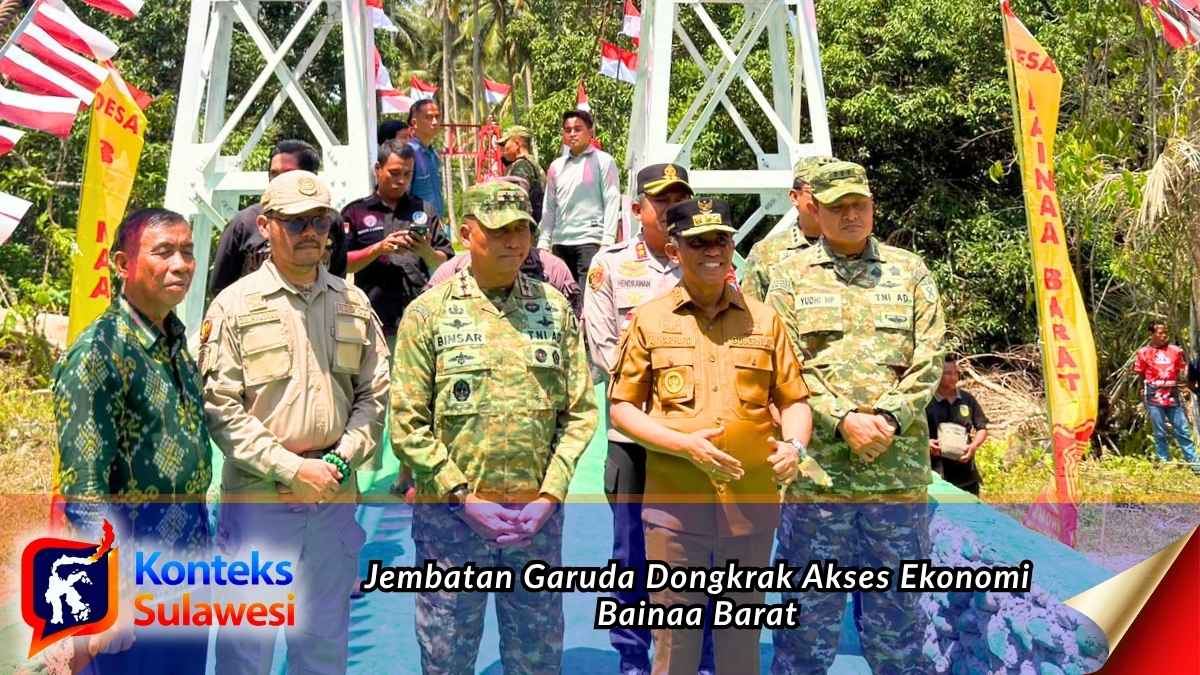 Jajaran pejabat bersama unsur TNI dan pemerintah daerah berdiri di Jembatan Garuda Bainaa Barat, Kecamatan Tinombo, Parigi Moutong, usai peresmian infrastruktur yang diharapkan memperlancar akses dan mendorong aktivitas ekonomi masyarakat. Foto: Diskominfo Parigi Moutong.