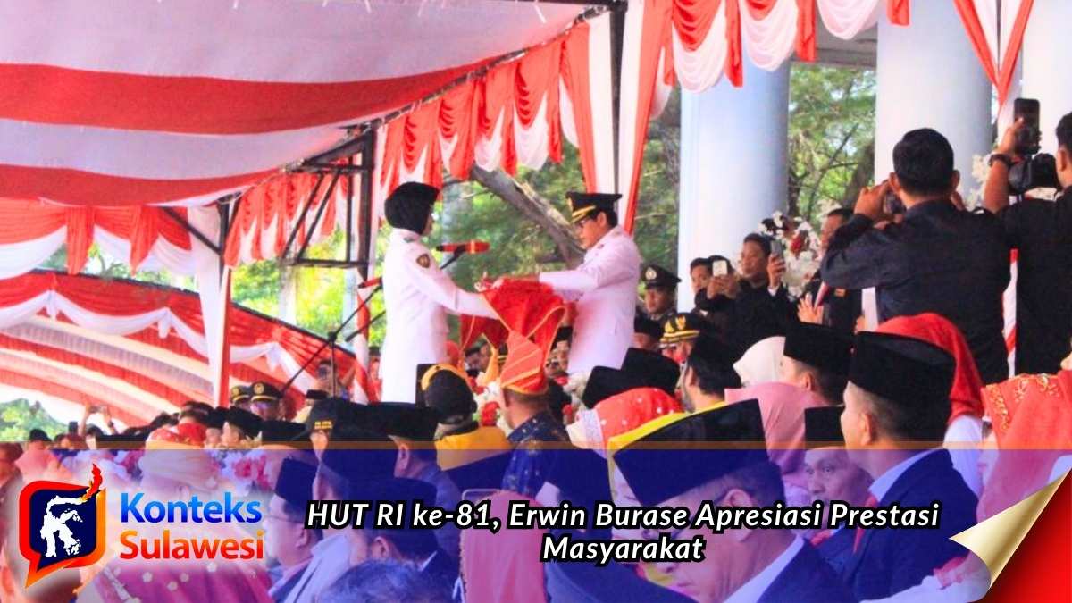 Bupati Parigi Moutong H. Erwin Burase menyerahkan bendera Merah Putih kepada anggota Paskibraka pada upacara peringatan HUT ke-81 Kemerdekaan Republik Indonesia di Kabupaten Parigi Moutong. Foto: Konteks Sulawesi.