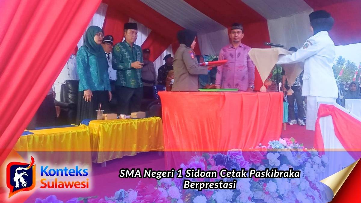 Camat Sidoan Haris Irawan berdiri meliahat penyenyerahkan bendera kepada anggota Paskibraka SMA Negeri 1 Sidoan sebagai bentuk apresiasi atas dedikasi dan keberhasilan mereka menjalankan tugas pada upacara HUT ke-81 Kemerdekaan RI. Foto: Iskandar Miu.