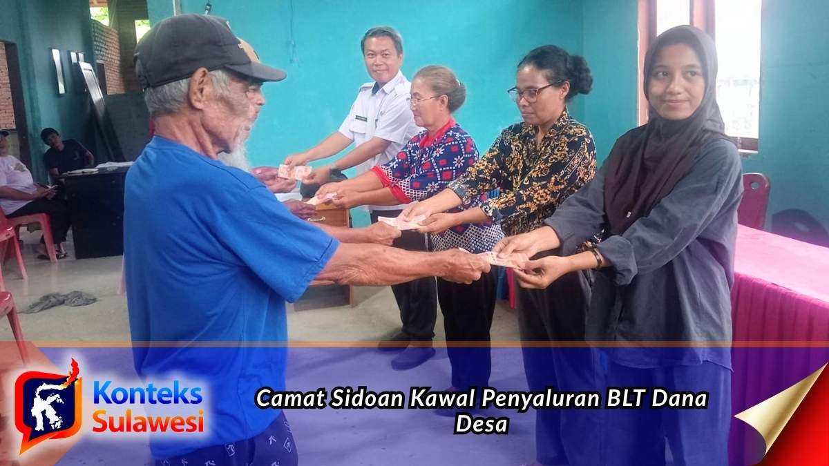 Camat Sidoan Haris Irawan bersama jajaran Pemerintah Desa Sintuwu Raya menyerahkan BLT Dana Desa tahap kedua secara langsung kepada warga penerima manfaat untuk periode Mei hingga Agustus 2026. Foto: Iskandar Miu.