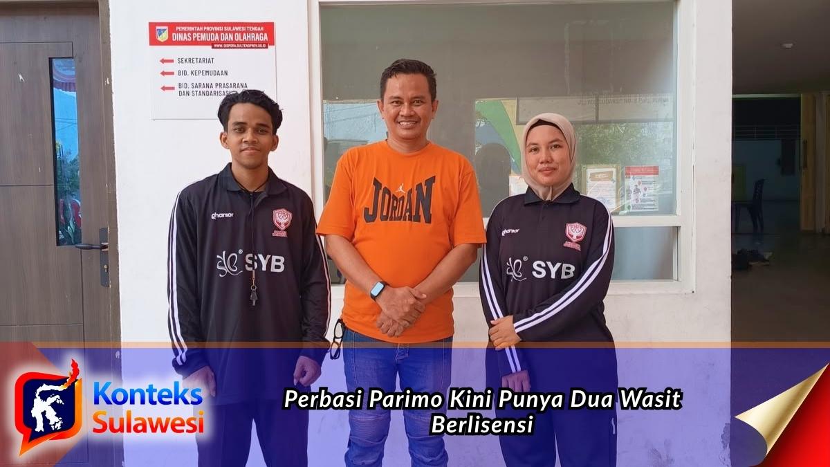 Sekretaris Perbasi Parigi Moutong Tri Fadli bersama James Christian dan Indri Novitasari usai mengikuti pelatihan wasit berlisensi C di Kantor KONI Provinsi Sulawesi Tengah. Keduanya dinyatakan lulus dan kini menjadi wasit lokal berlisensi di Parigi Moutong. Foto: Dok. Perbasi Parigi Moutong.