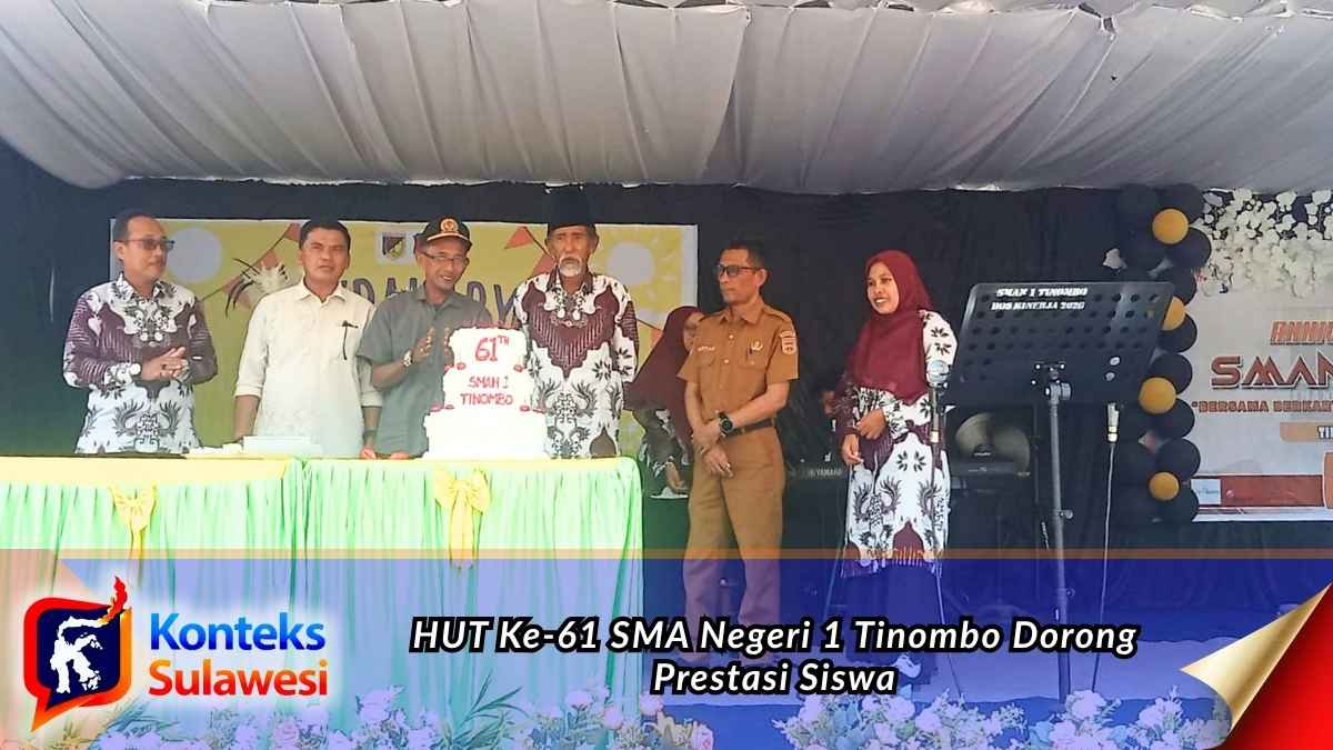 Kepala SMA Negeri 1 Tinombo bersama Guru dan Komite Sekolah saat memperingati HUT ke-61 SMA Negeri 1 Tinombo. Foto: Iskandar Miu