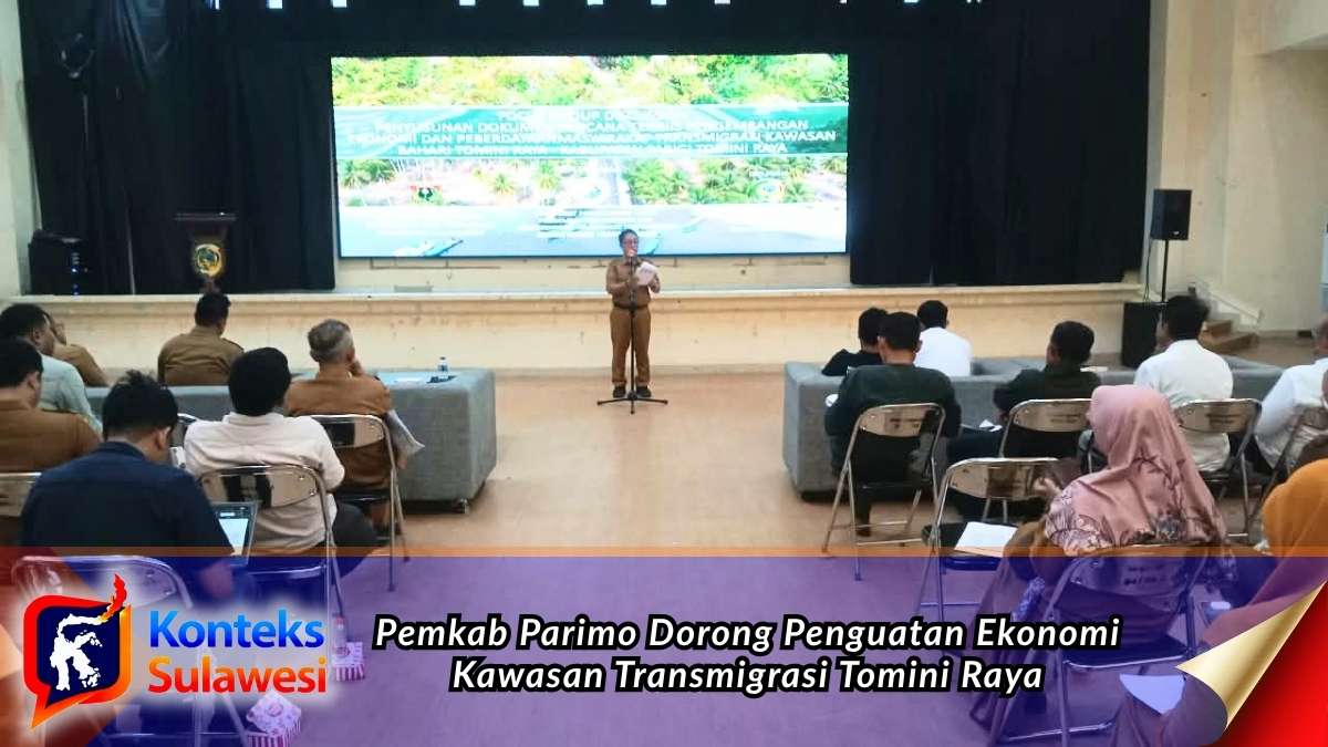 Asisten I Bidang Pemerintahan dan Kesejahteraan Rakyat Setda Parigi Moutong, Adrudin Nur, saat membacakan sambutan Bupati dalam FGD penyusunan rencana teknis pengembangan ekonomi dan pemberdayaan masyarakat di Kawasan Transmigrasi Bahari Tomini Raya, di Auditorium Kantor Bupati Parigi Moutong, Selasa (6/10/2026). Foto: Diskominfo Parigi Moutong.