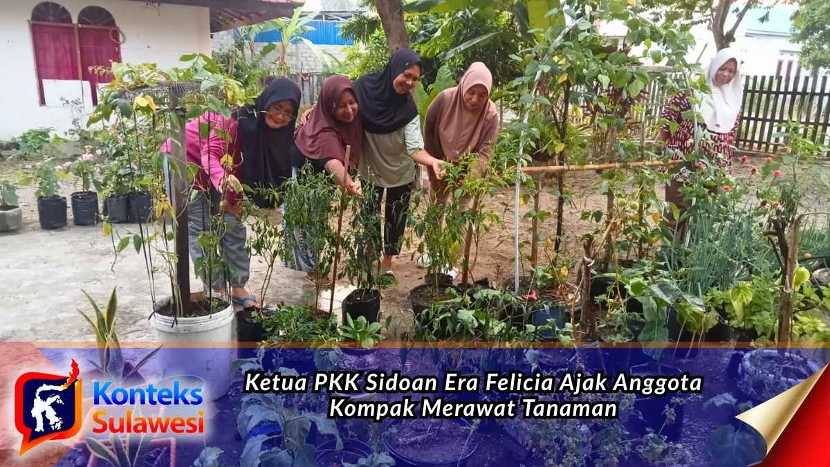 Ketua TP-PKK Kecamatan Sidoan, Era Felicia Novlita, S.Kom., bersama anggota PKK menyiram dan merawat tanaman sebagai wujud kebersamaan serta kepedulian terhadap lingkungan. Foto: PKK Kecamatan Sidoan. Foto: Iskandar
